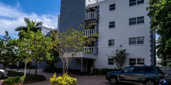 Image 2: 40 Isle of Venice Dr Front
