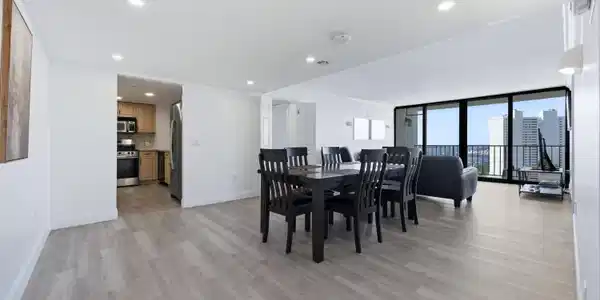 Image 2: Front Entry to Eating area