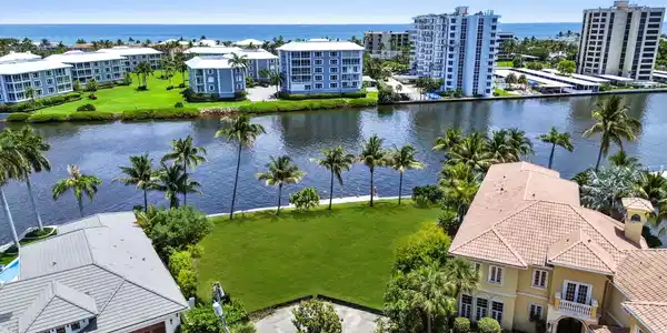 976 Banyan Drive