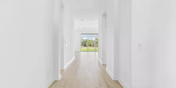 Image 4: Foyer