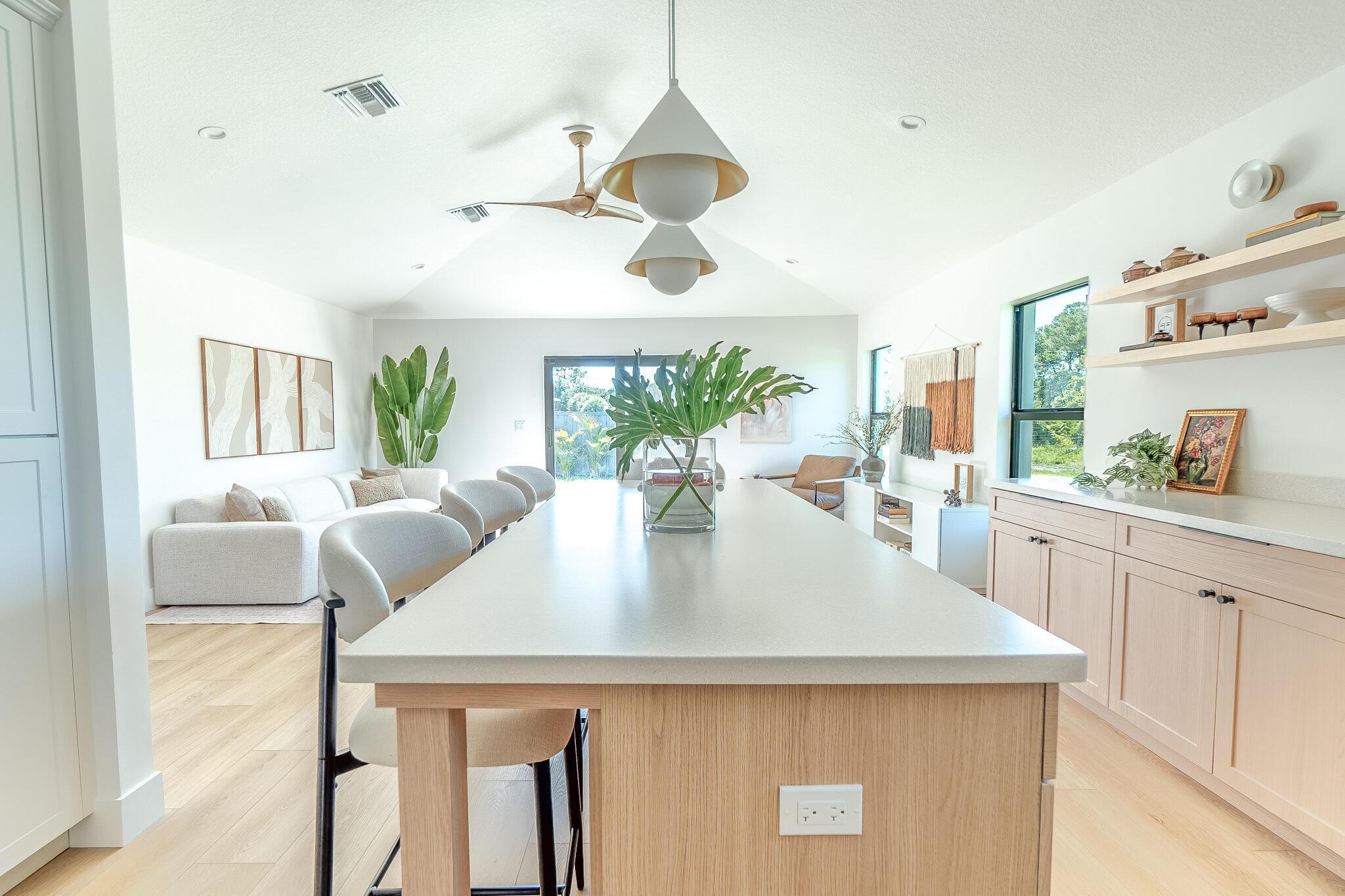 Image 3: Kitchen island and dining
