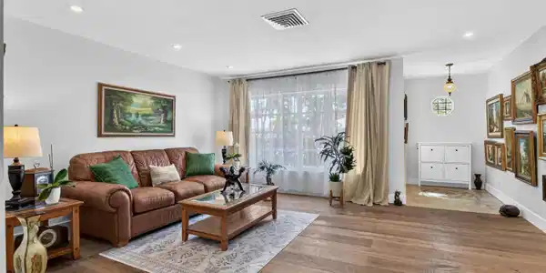 Image 2: Livingroom and entrance