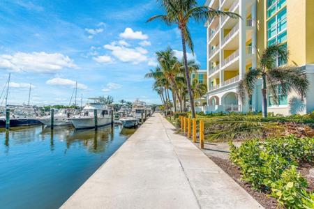 806 E Windward Way