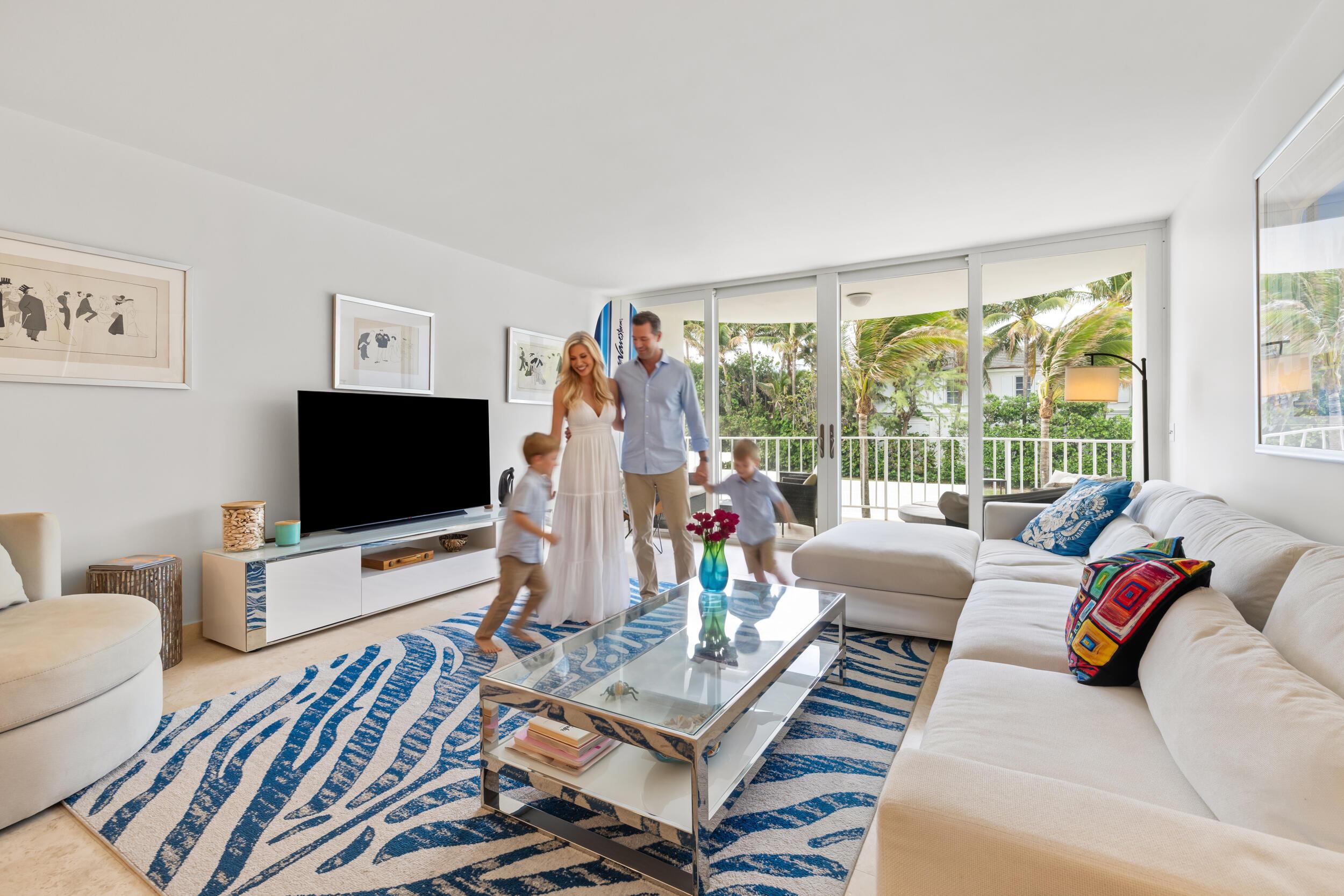 Image 3: Open layout living room