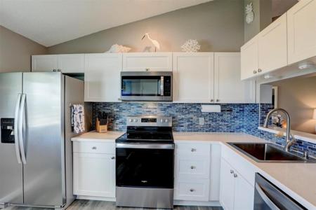 5725 Pelican Pointe Drive