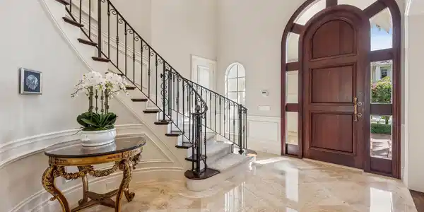 Image 3: Foyer Entry
