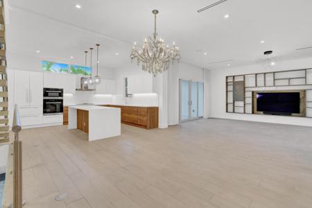 12 SE 10th Avenue