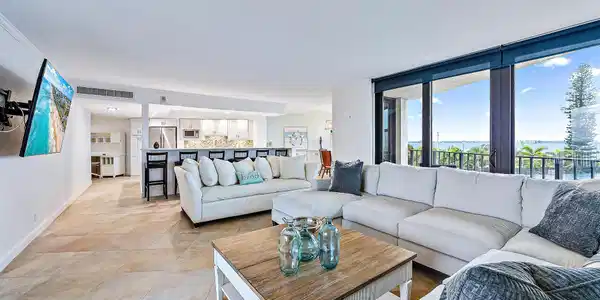 Image 2: Great flow to both Kitchen and Dining Area
