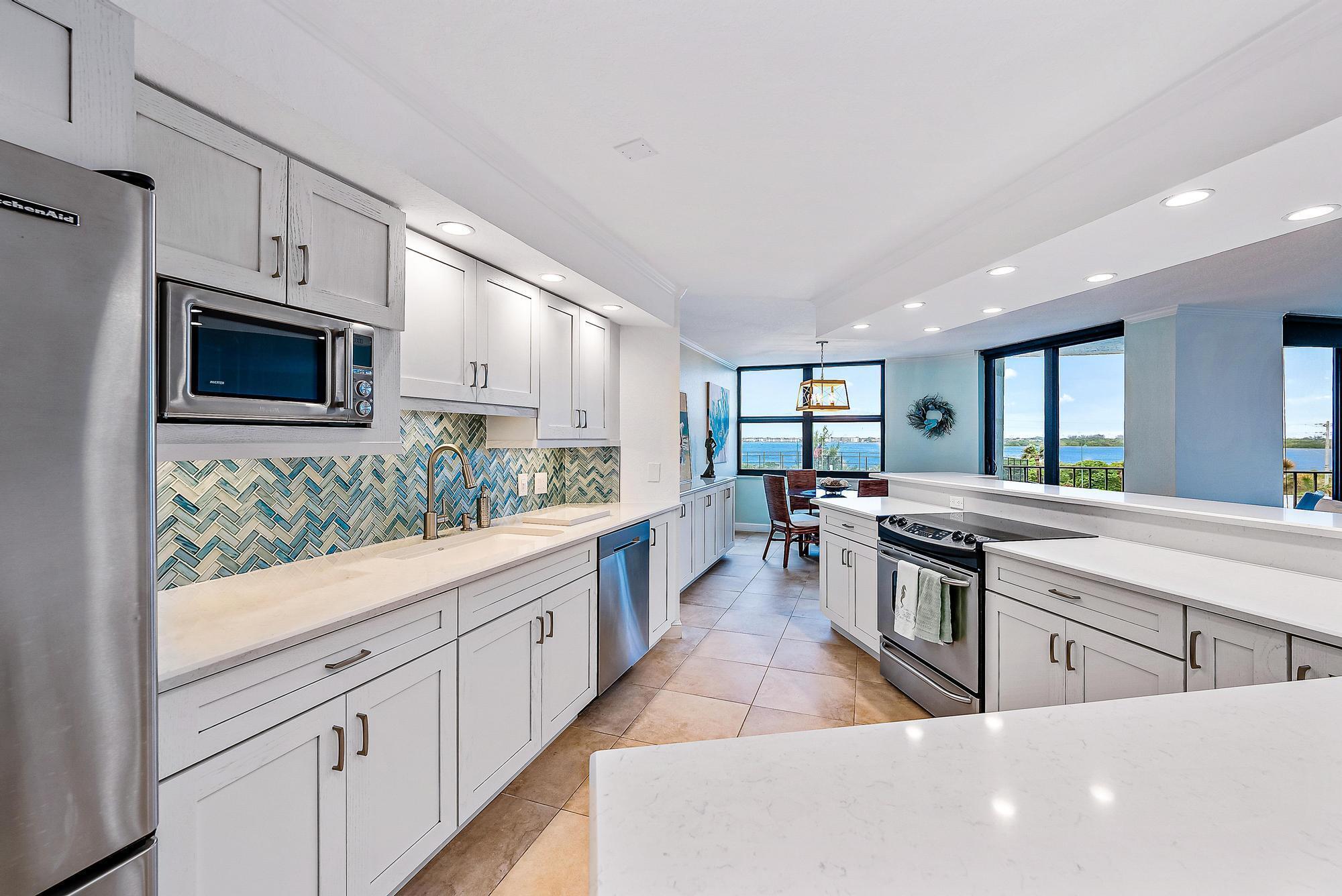 Image 4: Upgraded kitchen