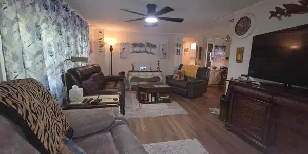Image 4: livingroom 1