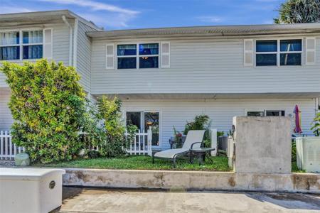 2563 NE 15th St
