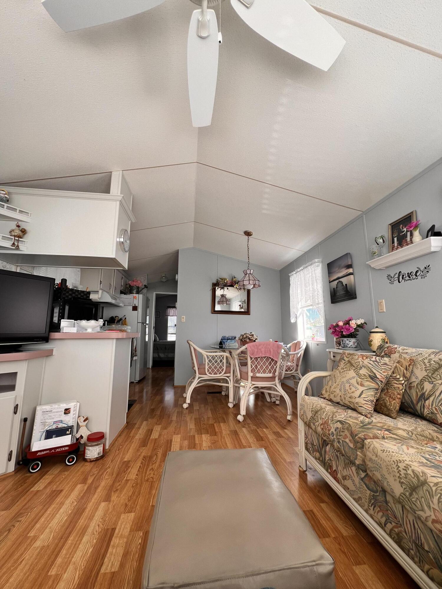 Image 3: Living Room / Kitchen