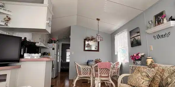 Image 3: Living Room / Kitchen