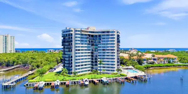 Image 4: Building Intracoastal Front Docks