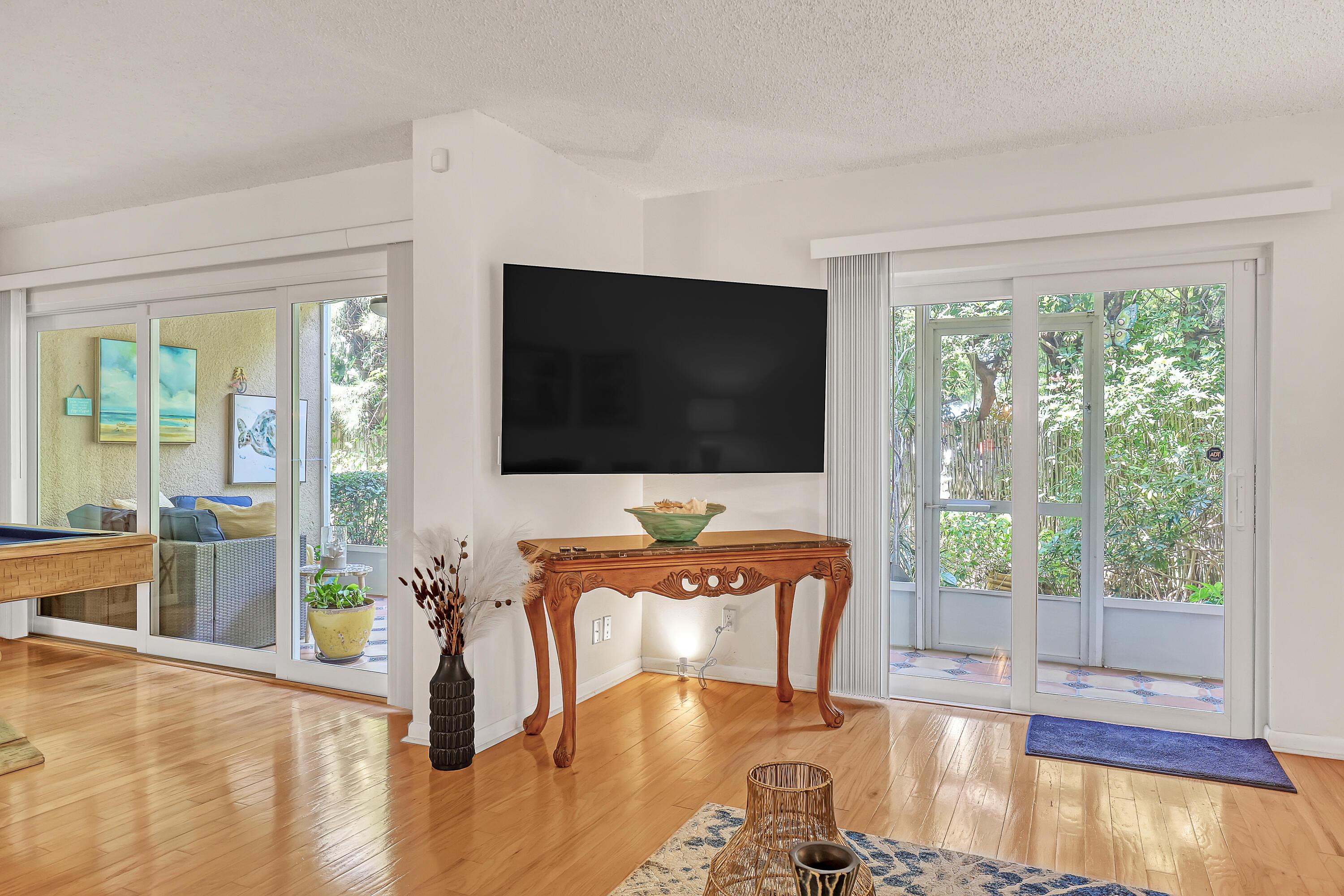 Image 4: Living Area
