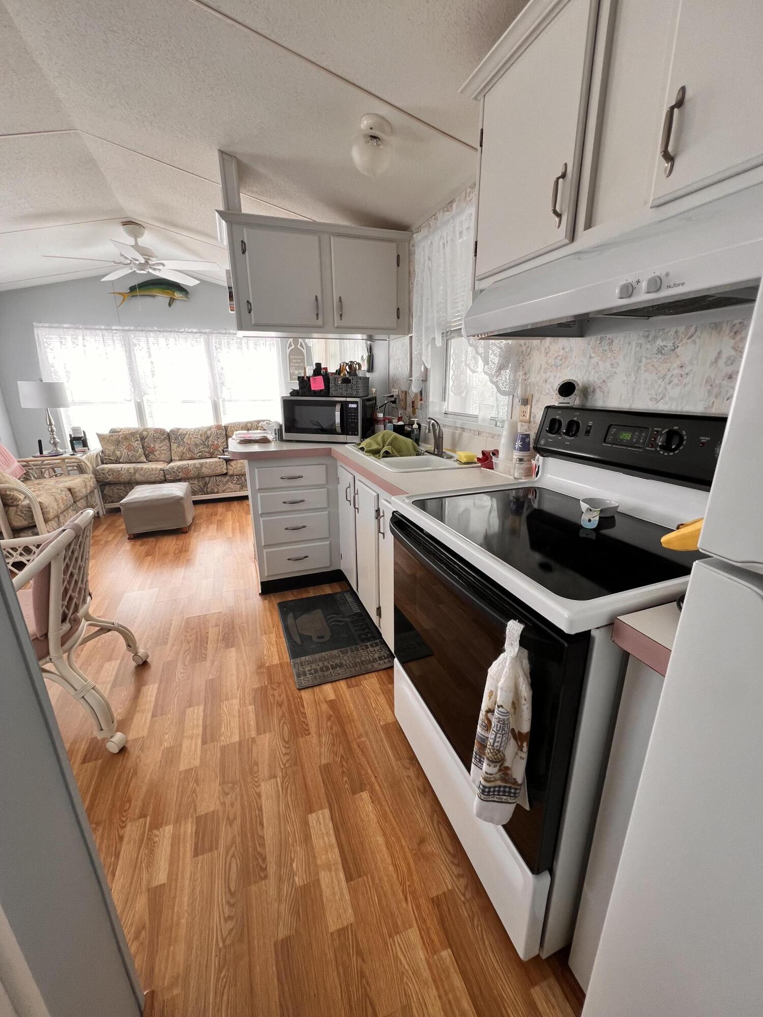 Image 4: Kitchen