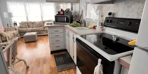 Image 4: Kitchen