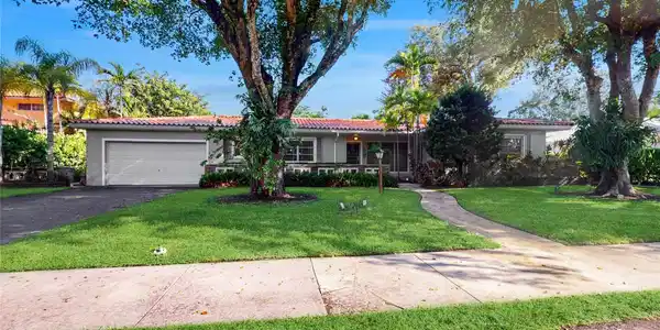 955 NE 95th St