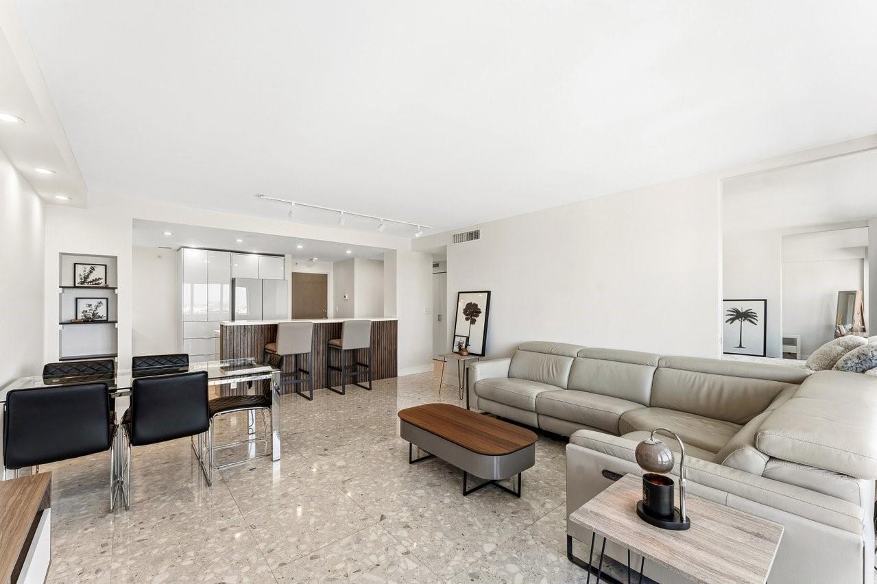 Image 4: spacious open concept liviig area perfect for ente