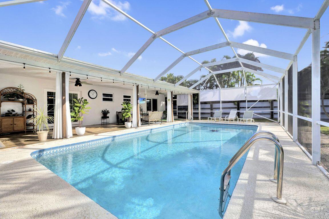 Image 2: Pool (3)