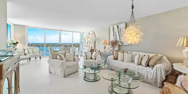 Image 2: Opens to balcony