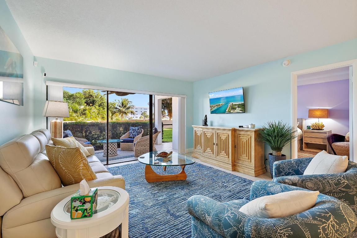 Image 3: Living Room