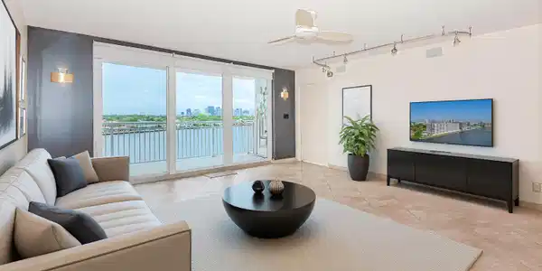 Image 2: 2-707 -LIVING SPACE
