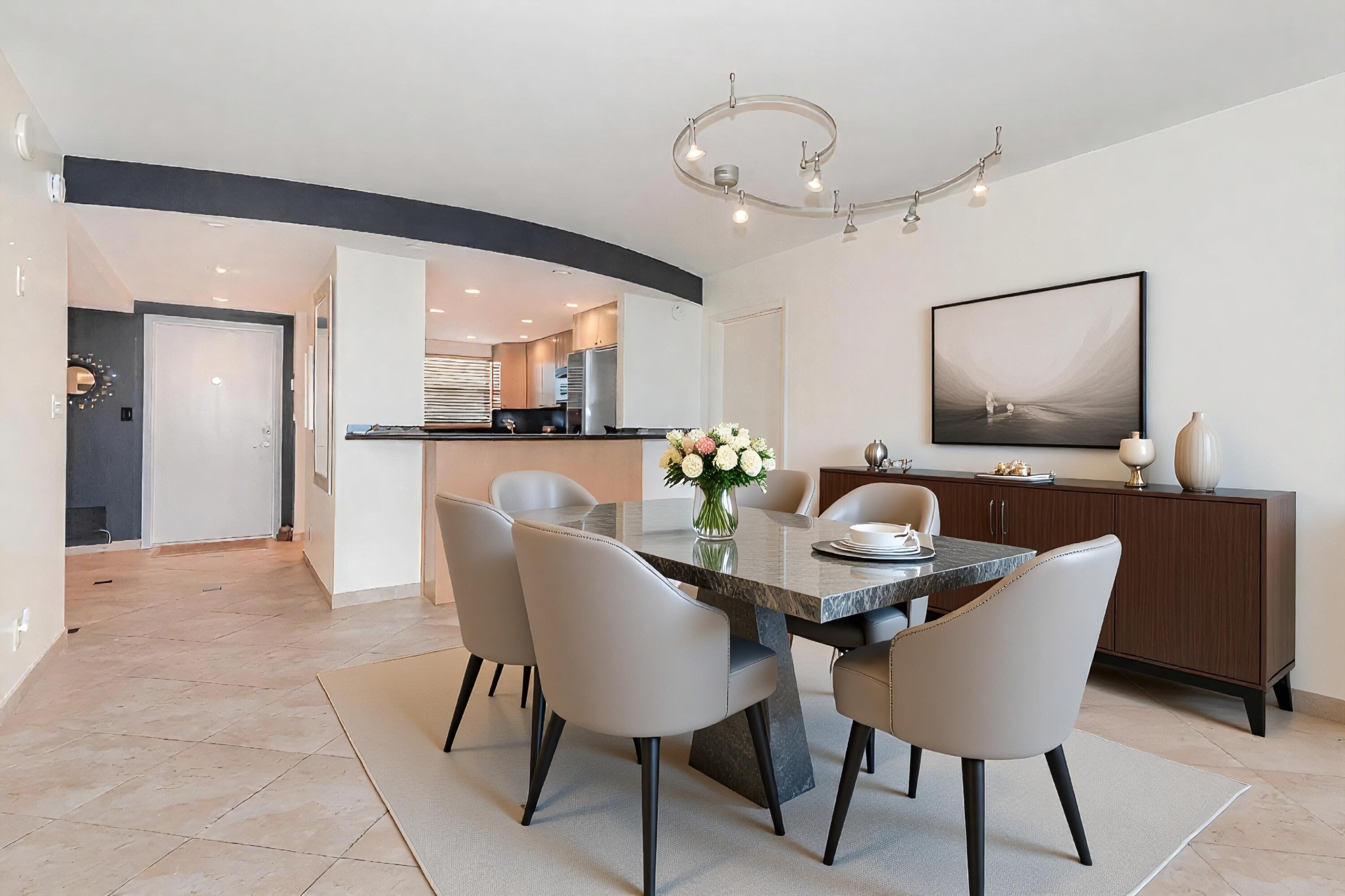 Image 4: 3- 707 -Dining Area