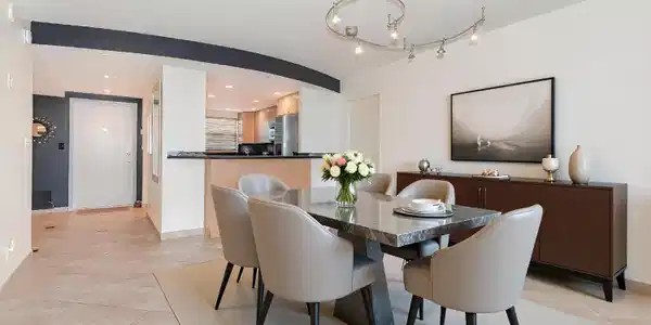 Image 4: 3- 707 -Dining Area