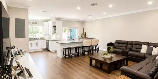 Image 3: Living