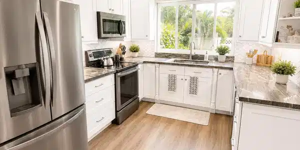 Image 4: Kitchen