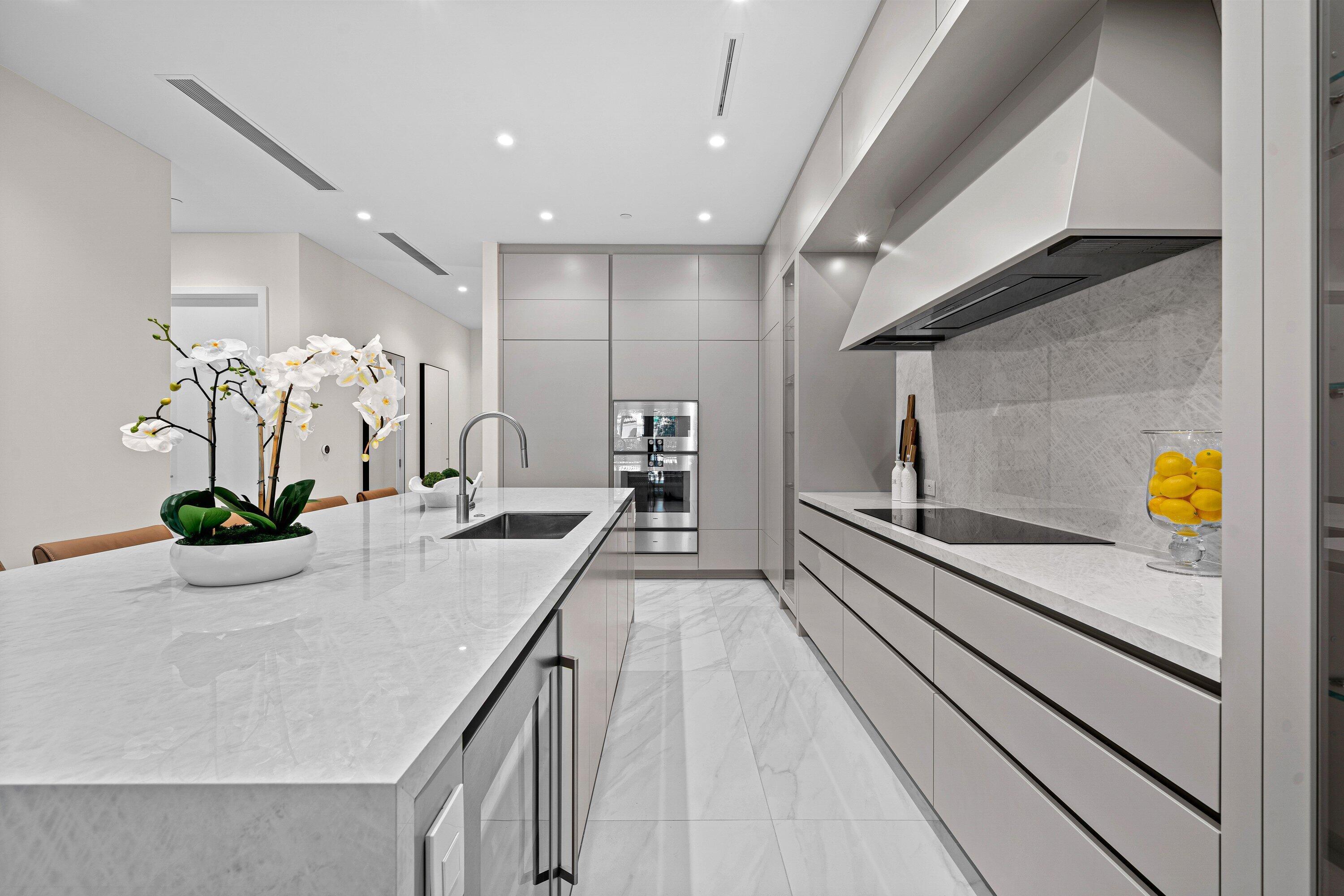 Image 4: Kitchen