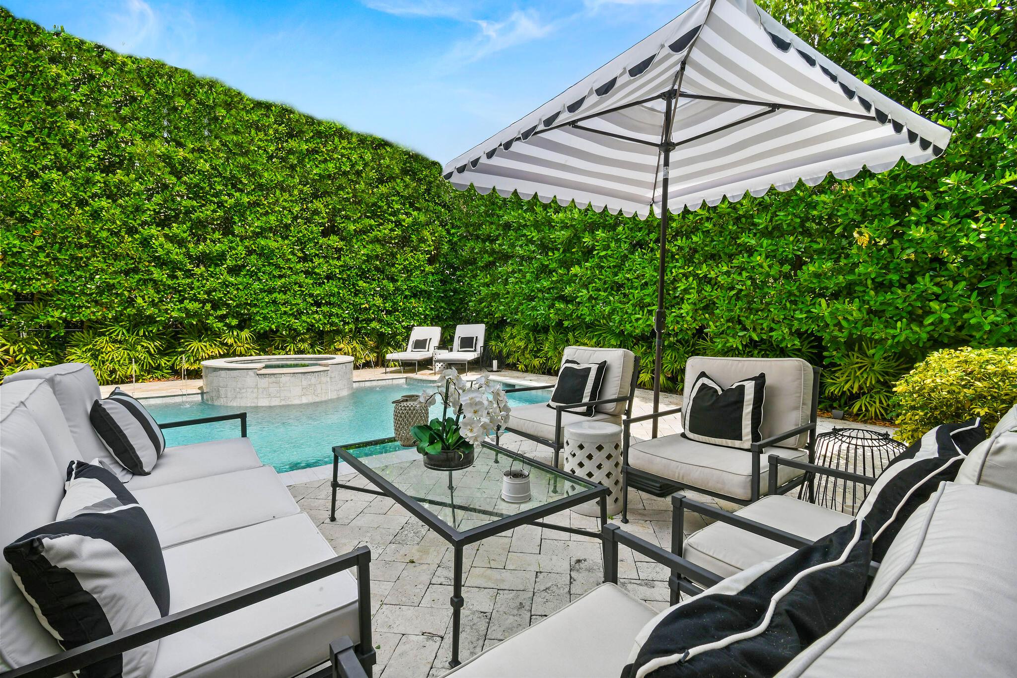 Image 3: Spacious Patio