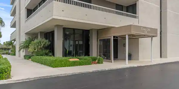 Image 4: Front Entrance