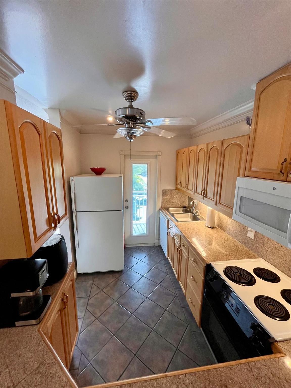 Image 2: Open concept kitchen