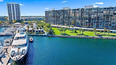 122 Lakeshore Drive