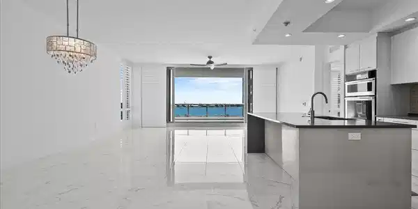 Image 4: Kitchen/dining/living