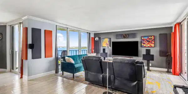 Image 3: 011-5420NorthOceanDrive-905-RivieraBeach