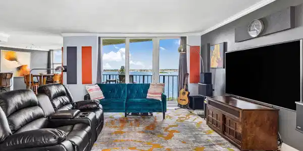 Image 4: 013-5420NorthOceanDrive-905-RivieraBeach