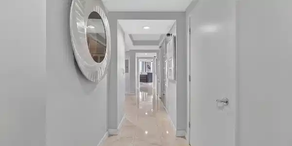 Image 3: entry
