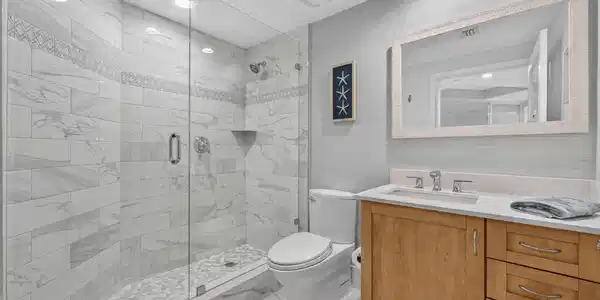 Image 4: guest bath #1