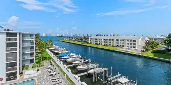 Image 3: 003-108ParadiseHarbourBoulevard-502-Nort