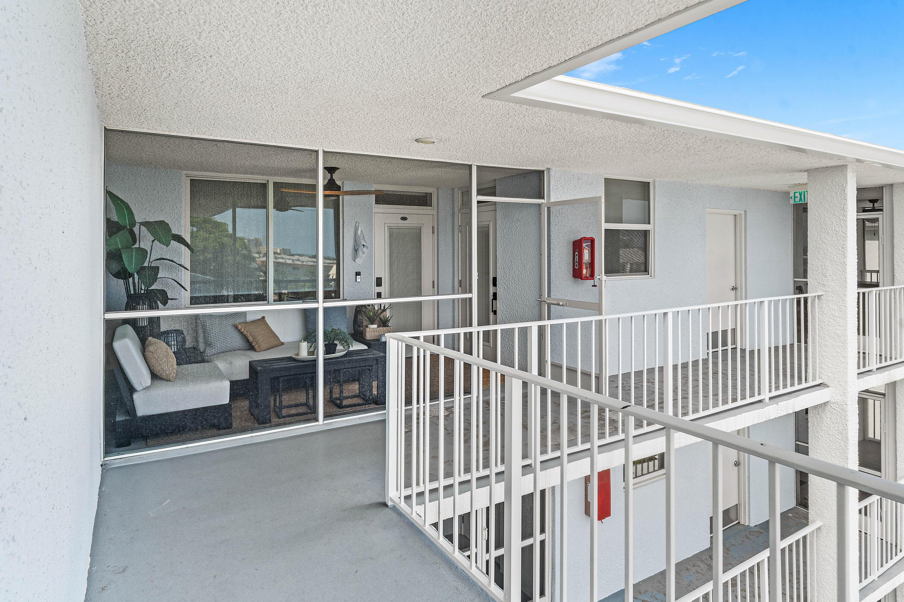 Image 4: 004-108ParadiseHarbourBoulevard-502-Nort