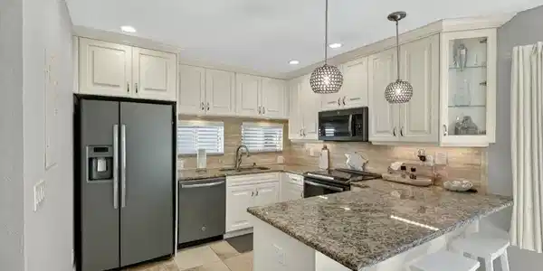 Image 4: Kitchen