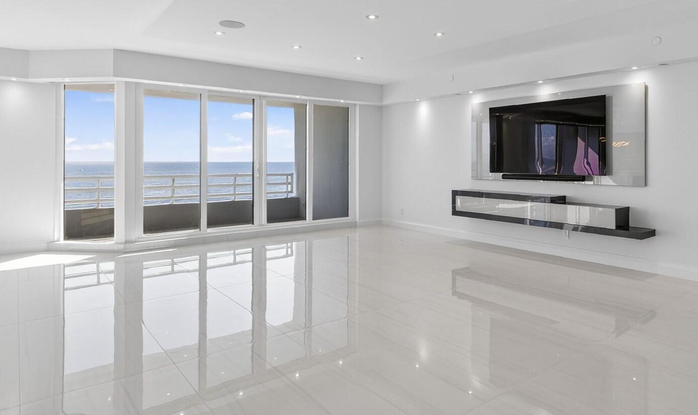 Image 1: Oceanfront Living Room