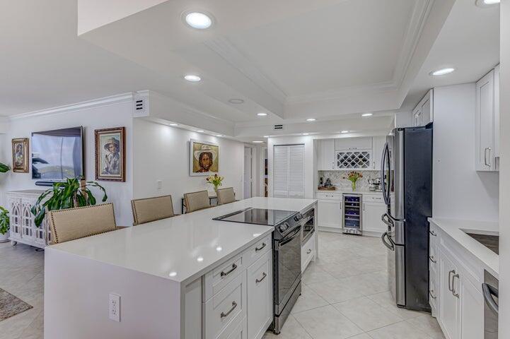 Image 3: KITCHEN