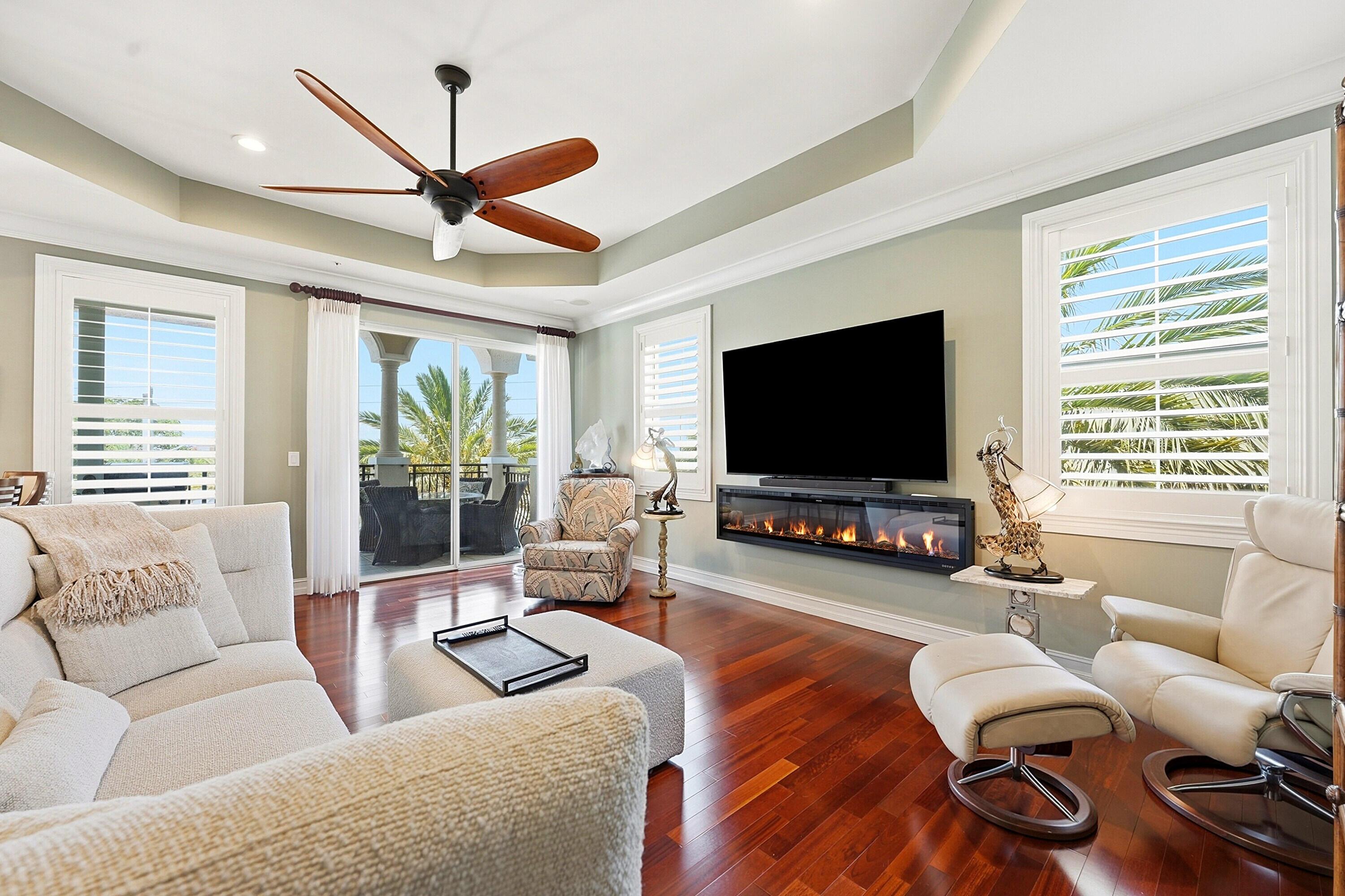 Image 2: spacious living room