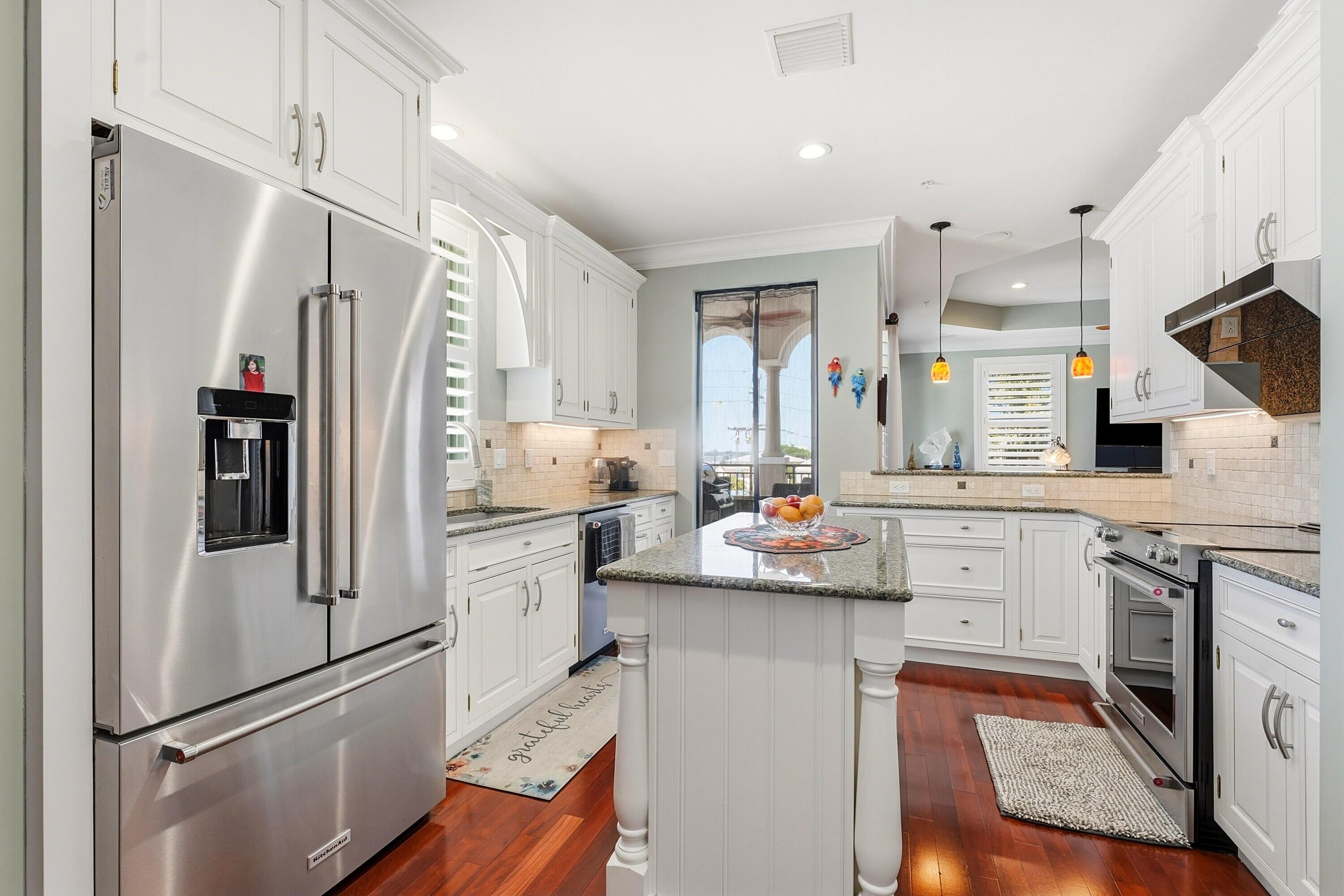Image 3: stainless steel appliances