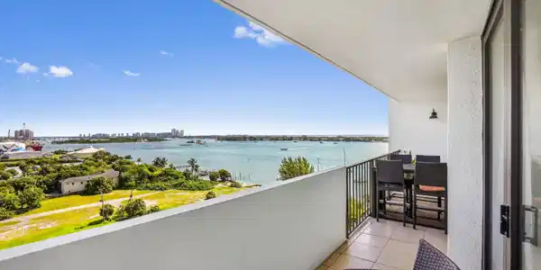 Image 2: 22 Balcony 01