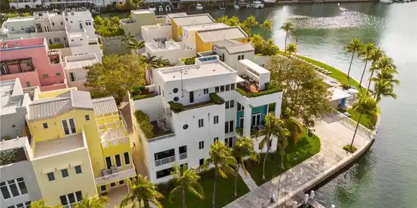 6001 Laguna Path